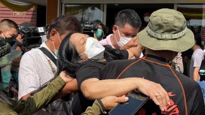 Mẹ của Tangmo ngất xỉu khi thấy thi thể con.