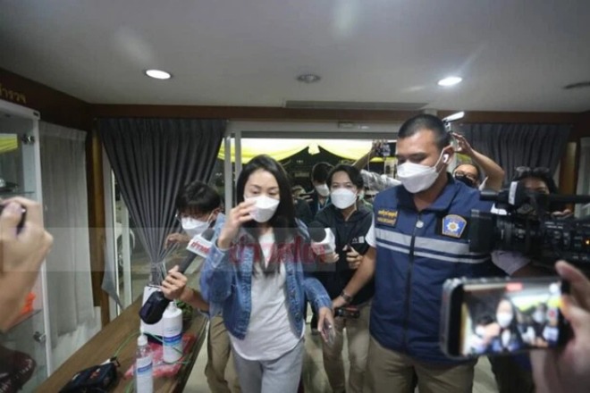 Nhóm bạn chung thuyền với Tangmo có mặt tại sở cảnh sát.