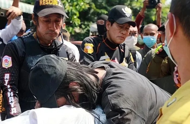 Bạn trai của nữ diễn viên khóc ngất khi nhận được thi thể cô.