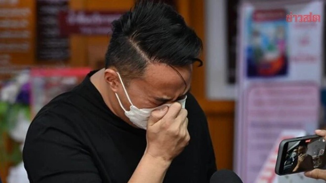 Por khóc lóc kể lại vụ việc.