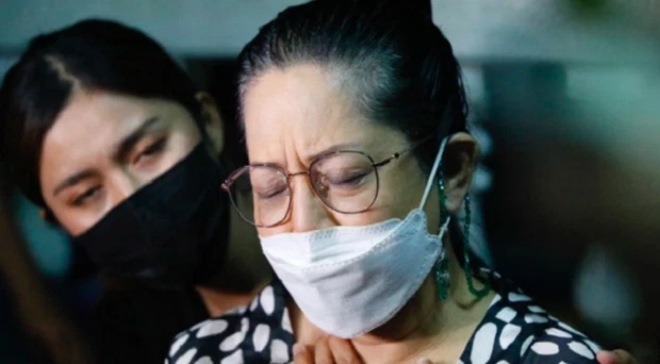 Mẹ của cô phủ nhận chuyện là người xóa vì bà không biết mật khẩu điện thoại của con.