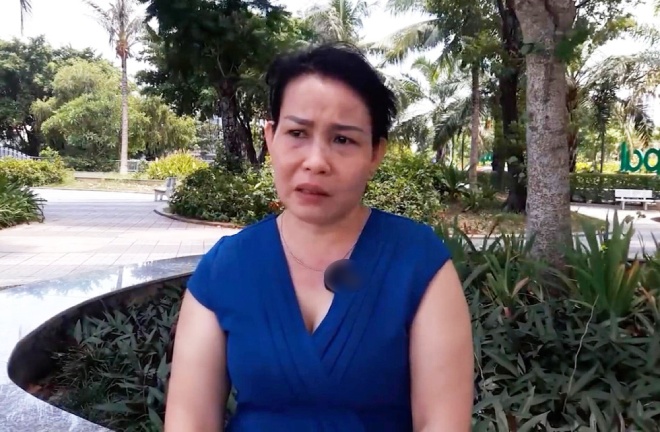 Chị Kim Chi buồn tủi nhớ lại chuyện ngày xưa của cha mẹ.