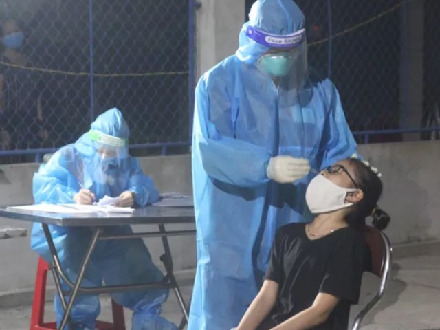 COVID-19 28/2: Lấy mẫu test nhanh cho người dân phát hiện 4.000 ca dương tính, nguy cơ lây nhiễm cao