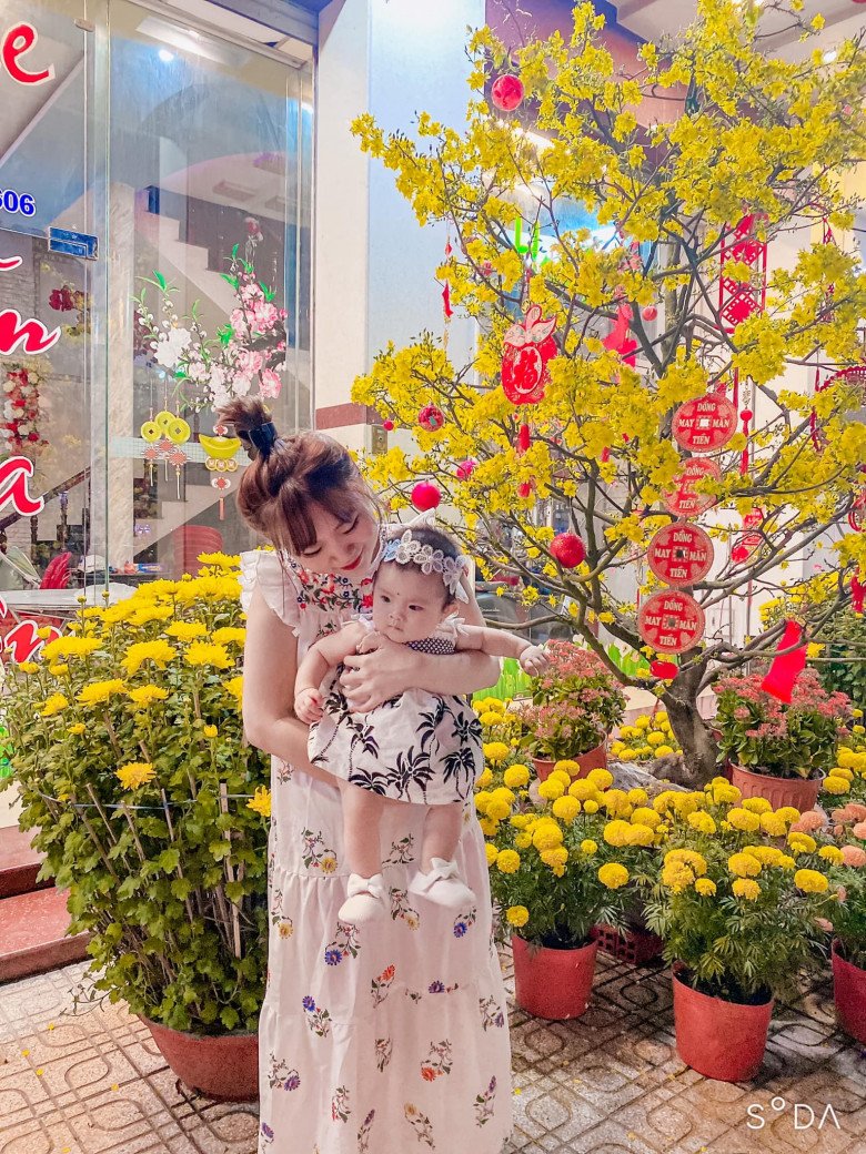 Bé Ngư và mẹ Văn Tuệ Mẫn.