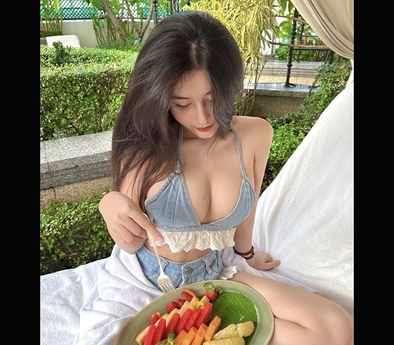 Giờ đây, dù ít khi diện áo dài nữ sinh như trước nhưng cô nàng hot girl vẫn làm nổi bật đường cong đẹp như giấc mơ bằng phong cách gợi cảm. 
