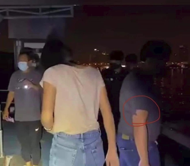 Tay áo của Robert có điểm bất thường.