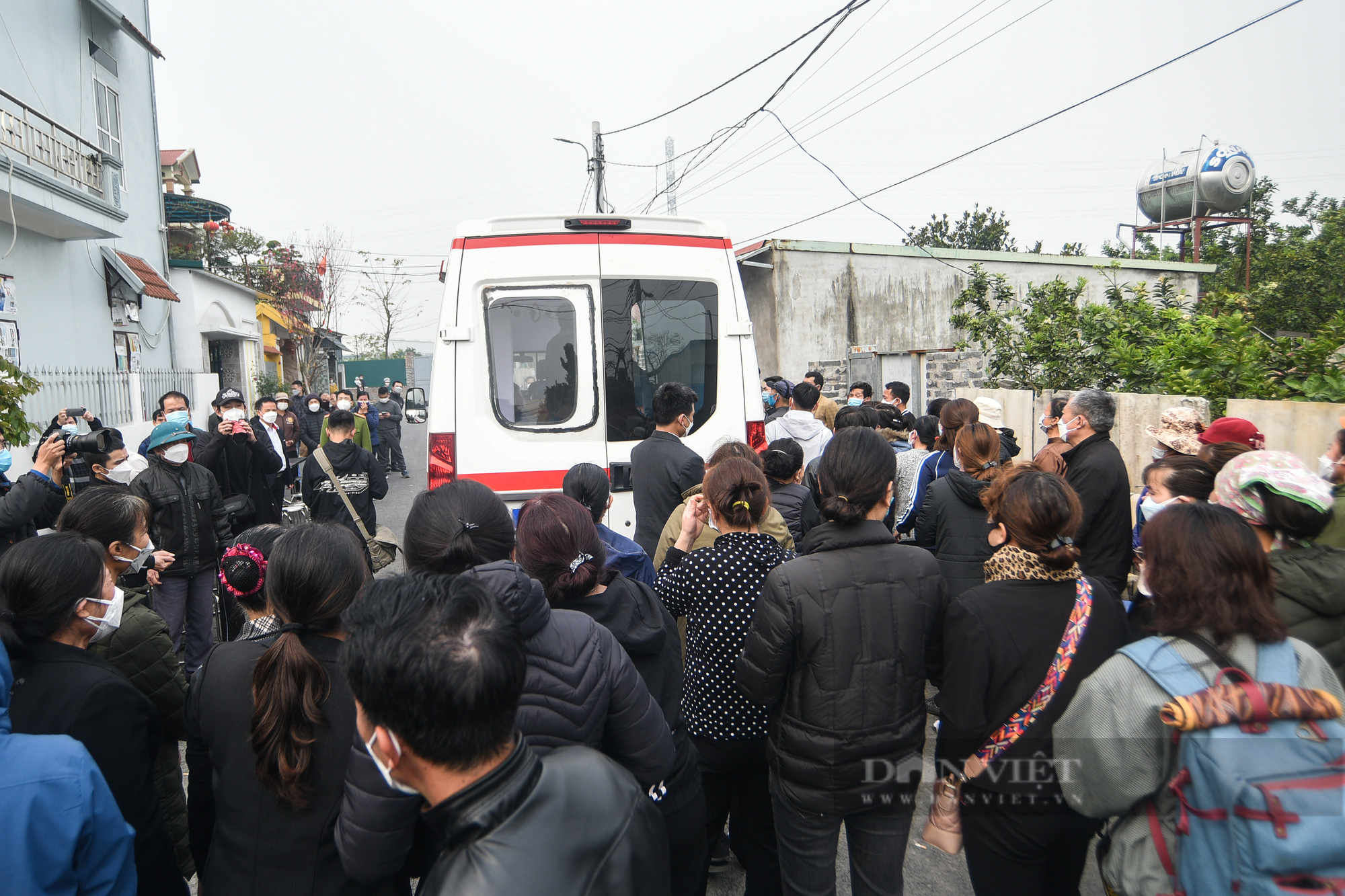 Khoảng 10h, tro cốt của 2 nạn nhân là cháu nội của ông Ngô Văn Đ (thôn Đoài, xã Nam Hồng, huyện Đông Anh) đã được đưa về nhà trong sự xót thương của hàng trăm người. Trong thảm kịch này, ông Đ mất 2 cháu nội, 2 cháu ngoại và 1 người con gái.