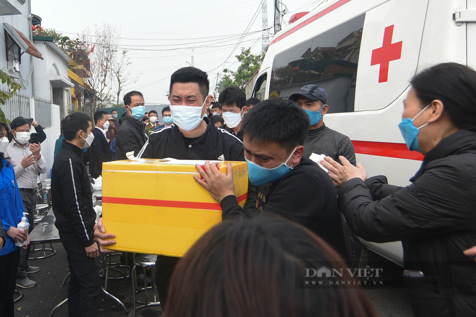 Người thân ôm tro cốt của nạn nhân về gia đình để làm lễ tang.