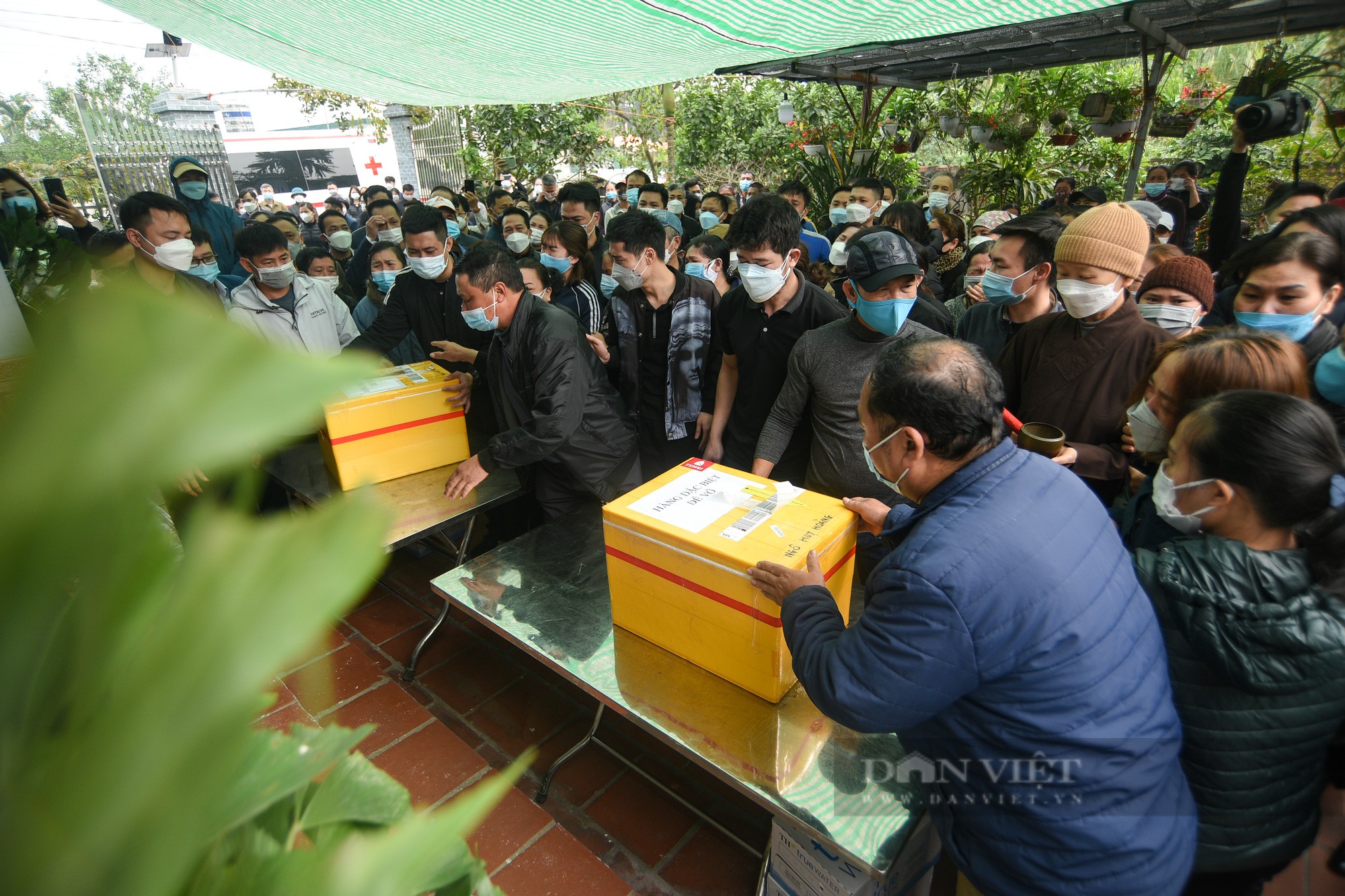 Hàng trăm người có mặt trong lễ tang của các nạn nhân không khỏi đau xót khi chứng kiến cảnh tượng này.