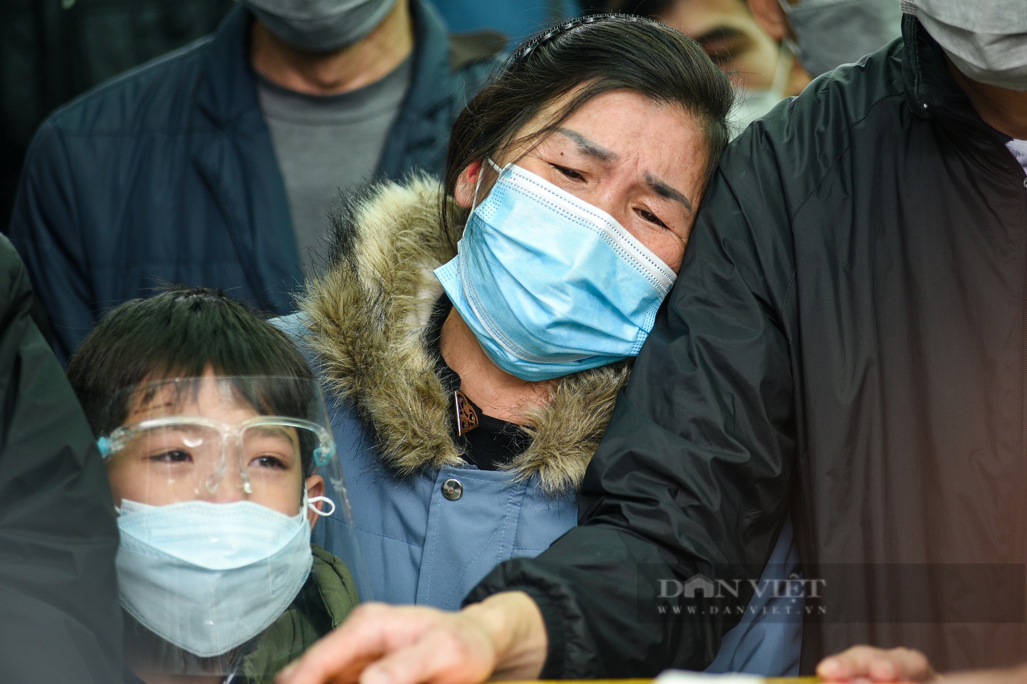 Nhiều người khóc nghẹn trong đám tang.