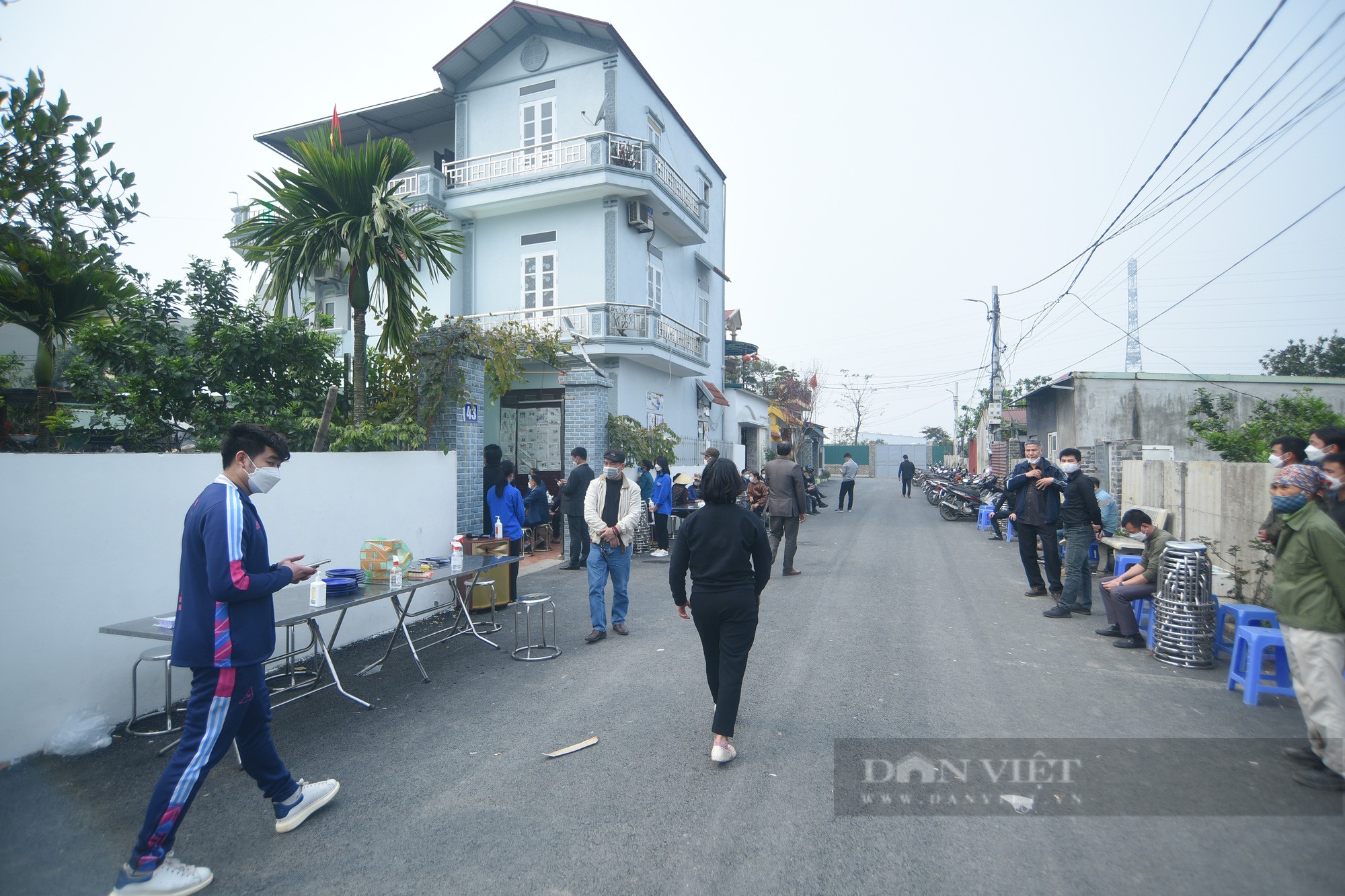 Từ sáng sớm, đã có nhiều người dân tại thôn Đoài đã đến động viên, chia buồn cùng thân nhân những người gặp nạn.