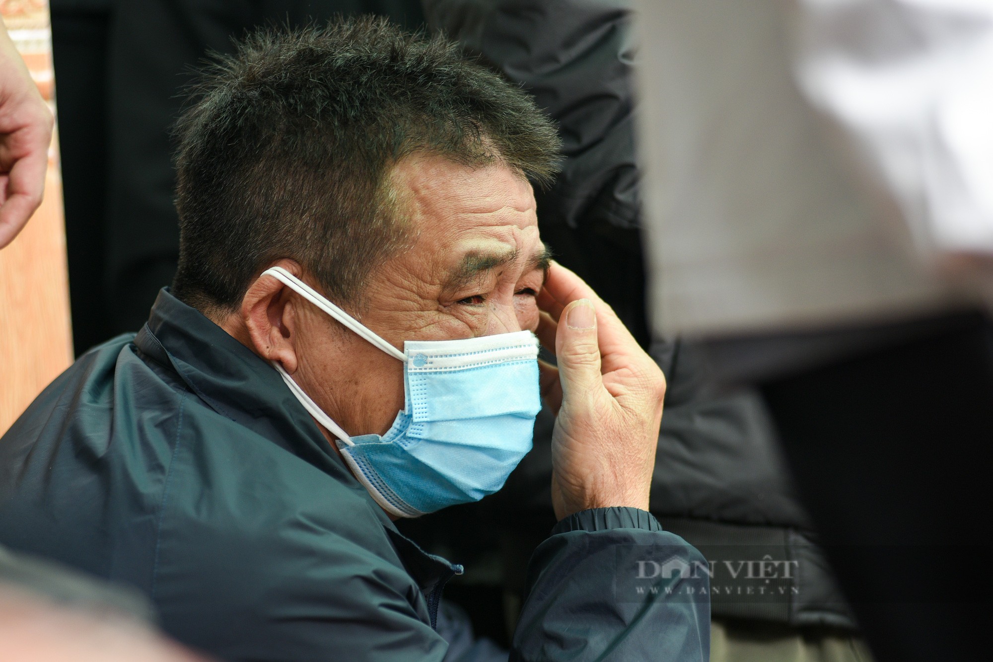 Ông Ngô Văn Đ thất thần khi nhìn thấy tro cốt của các cháu trong sáng nay.