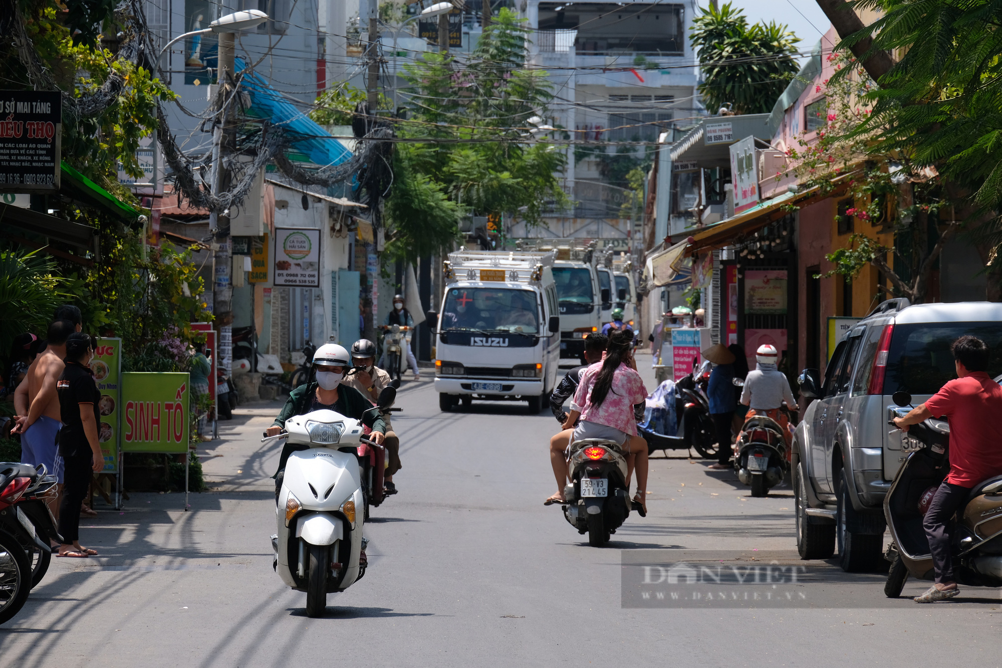 Hơn 12h trưa ngày 28/2, đoàn xe chở thi thể 4 nạn nhân trong vụ chìm ca nô ở biển Cửa Đại (Quảng Nam) đã được đưa về TP.HCM lo hậu sự. Người thân, hàng xóm xung quanh con hẻm nhỏ số 730 đường Lê Đức Thọ (quận Gò Vấp) vẫn chưa hết bàng hoàng khi hay tin dữ...