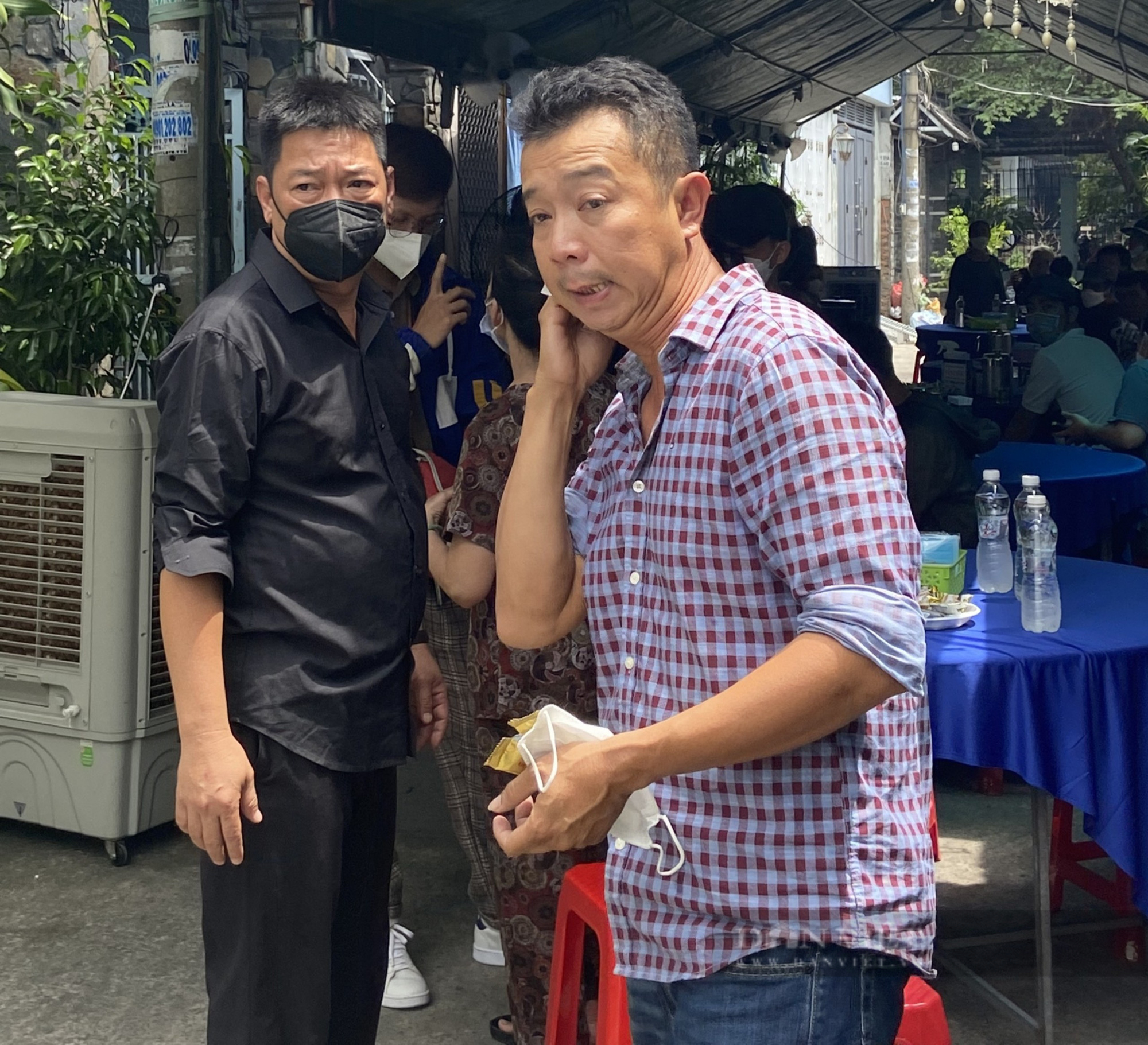 Anh Nguyễn Xuân Hòa (áo ca rô) người thân của 2 nạn nhân Nguyễn Thị Khiêm và Nguyễn Kim Lan kể lại: Sự việc xảy ra trong tích tắc, không phải ai cũng đủ bình tĩnh để xử lý, nhất là phụ nữ và trẻ em. Khi tàu lật, tôi cố gắng mở cửa tàu và bơi ra ngoài, hỗ trợ cứu các nạn nhân. Lúc đó hoảng loạn, nước lạnh, sóng đập liên tục nên chỉ biết cứu được ai thì cứu, không có thời gian để suy nghĩ cứu ai trước.