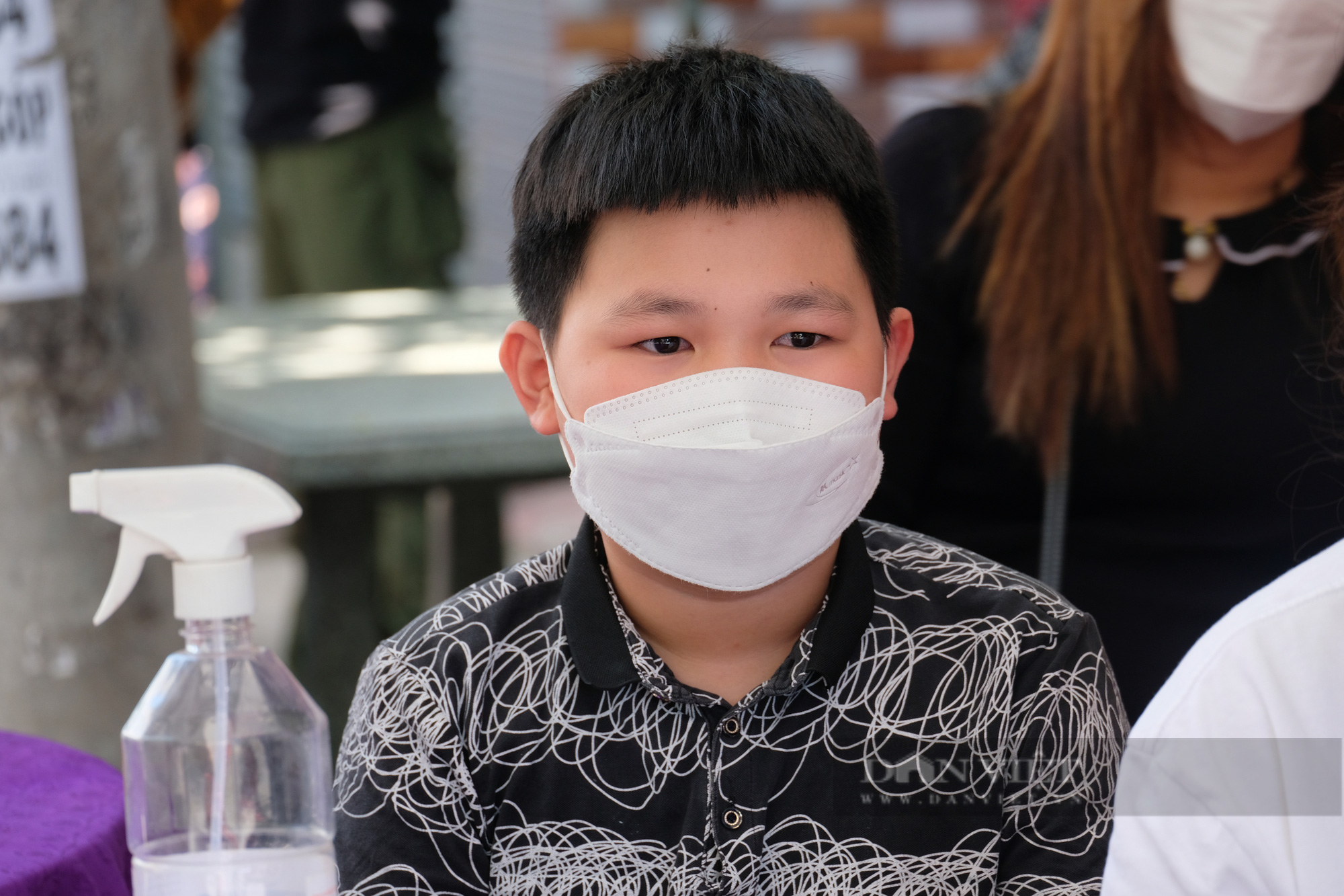 Chị Nguyễn Thị Thu Lan (em gái nạn nhân Nguyễn Thị Thu Hương) kể lại, con trai út của gia đình chị Hương năm nay mới 9 tuổi. Hôm vợ chồng chị Hương đi du lịch, dự định sẽ cho cả đứa nhỏ đi cùng. Tuy nhiên, vì cháu bé bận lịch học nên chỉ có 2 vợ chồng chị Hương đi. “Từ hôm ba mẹ nó đi du lịch, thằng bé vẫn vô tư đi học, vui chơi bên nhà hàng xóm.