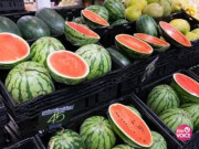 Tiêu dùng - Người bán bổ đôi quả dưa hấu để trưng ở cửa hàng, đây là 4 bí mật ít người biết