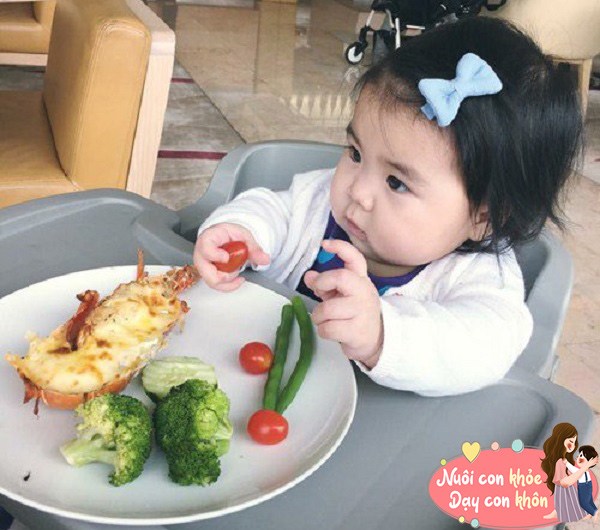 Chế độ dinh dưỡng phù hợp sẽ giúp đôi mắt trẻ khỏe mạnh và thông minh hơn, đặc biệt cần bổ sung đủ vitamin A.