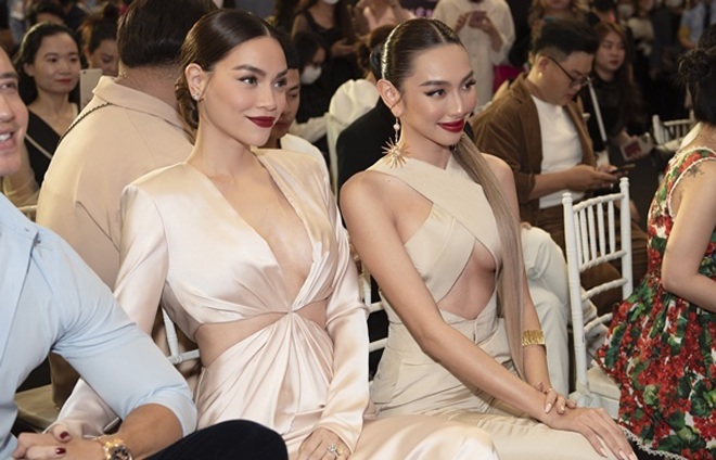 Ở bất cứ không gian, hoàn cảnh nào, tay Kim Lý đều không rời tay bà xã.