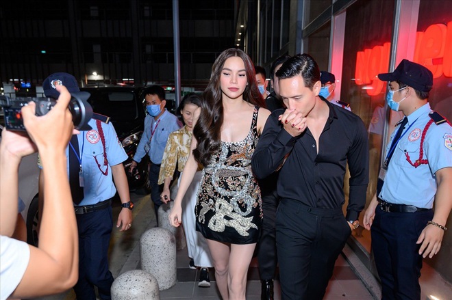 Họ nắm chặt tay nhau, khiến nhiều người trầm trồ vì vẻ ngoài vô cùng tương xứng khi đi dự sự kiện.