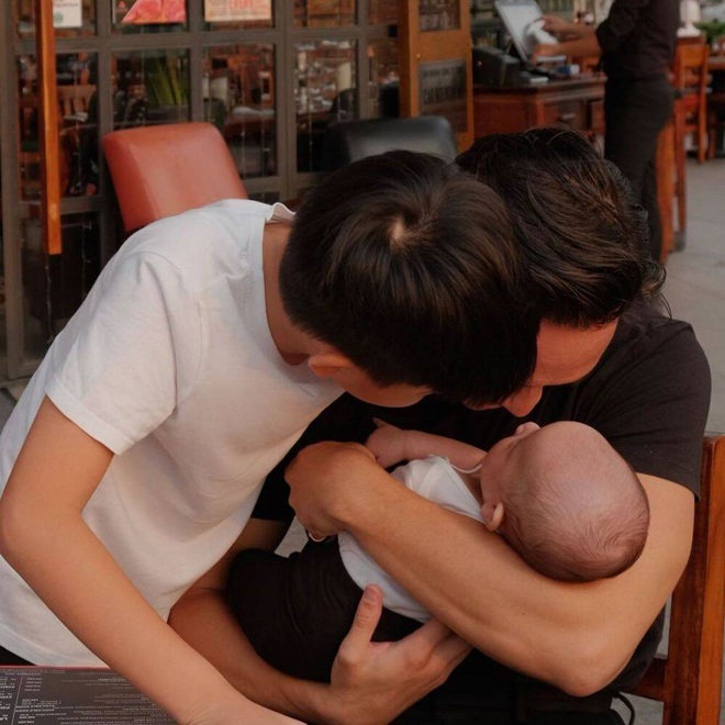 Nam diễn viên lúc nào cũng quấn quýt bên các con không rời nửa bước.