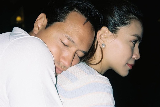 Kim Lý và Hồ Ngọc Hà có rất nhiều khoảnh khắc cực ngọt ngào nơi công cộng.