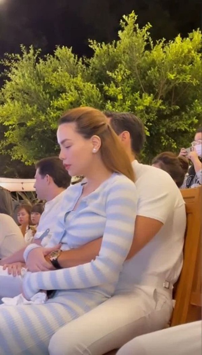 Bất chấp ánh nhìn của mọi người xung quanh, Hồ Ngọc Hà thoải mái ngồi lên lòng Kim Lý.