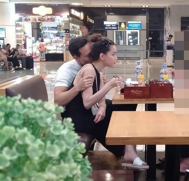 Cặp đôi thoải mái thể hiện tình cảm tại sân bay...