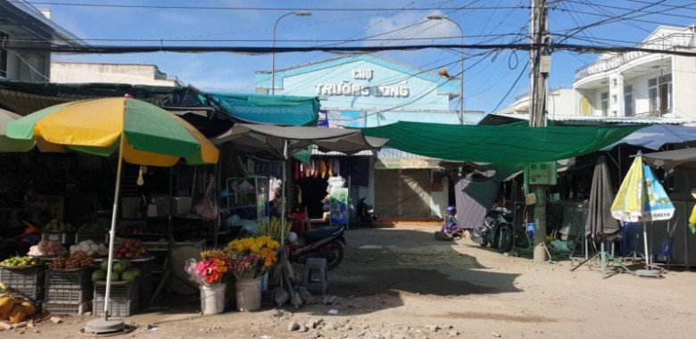Nơi ở và làm việc khi chưa trúng số của anh L.