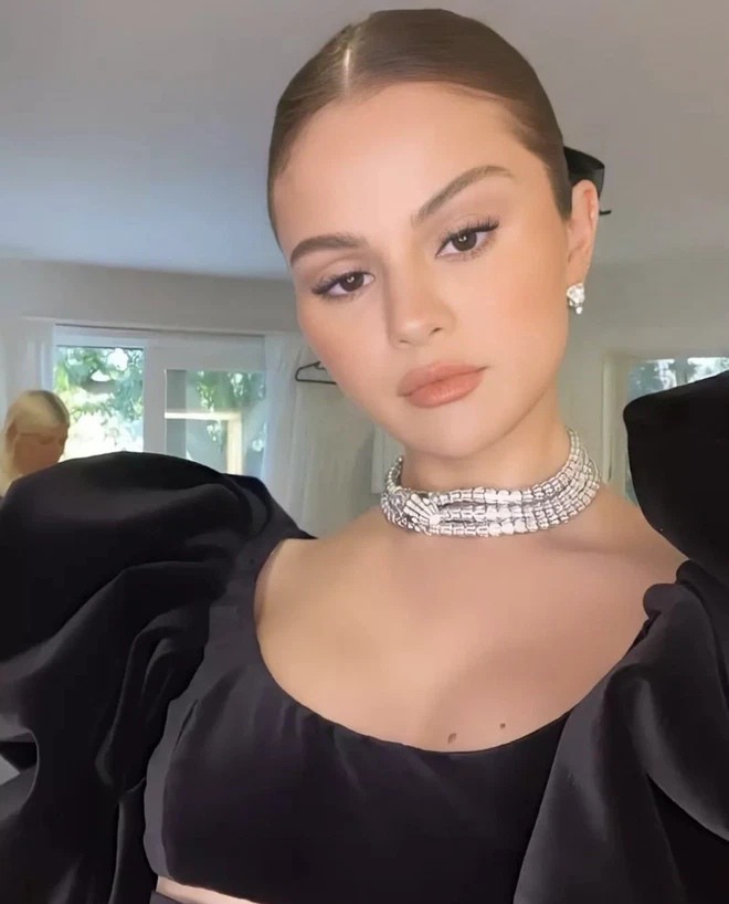 Selena thực sự biết cách khiến bản thân thu hút nhất là với đồ nữ trang đắt giá.
