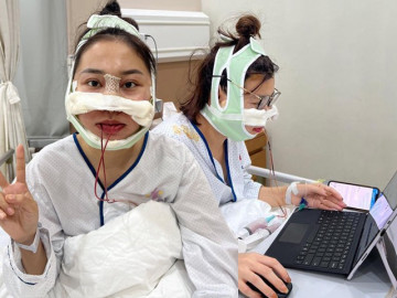 Vừa thực hiện combo hạ gò má, gọt hàm, trượt cằm, cô nàng đã ngồi dậy chạy deadline