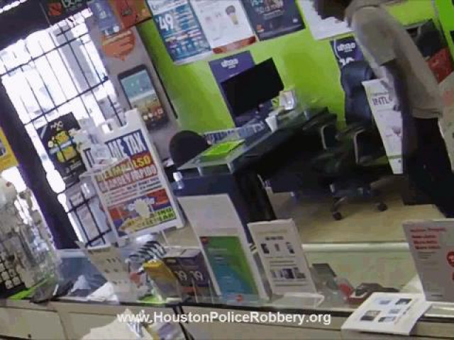 Clip Eva - Clip: Nữ nhân viên "cao tay" nhốt tên cướp trong cửa hàng và cái kết