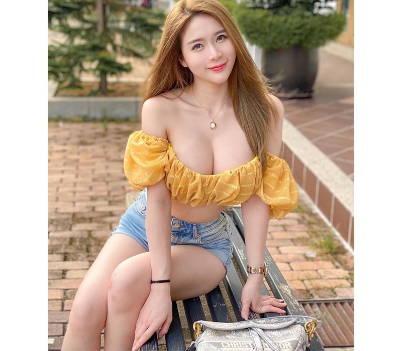 Diện quần short jeans đơn giản, Valent chỉ mix cùng chiếc áo croptop trễ vai là đủ khoe được bờ vai thon gầy, eo thon và đôi chân dài miên man.
