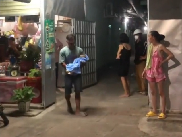 Xót xa vợ chồng nghèo ẵm con sơ sinh tử vong nghi bị chủ trọ đuổi, không cho vào nhà