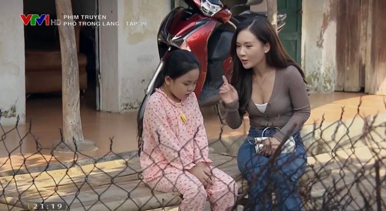 Không áo blouse, y tá Ngọc (Phố Trong Làng) diện đồ tập khoe mông cong khác xa màn ảnh - 5