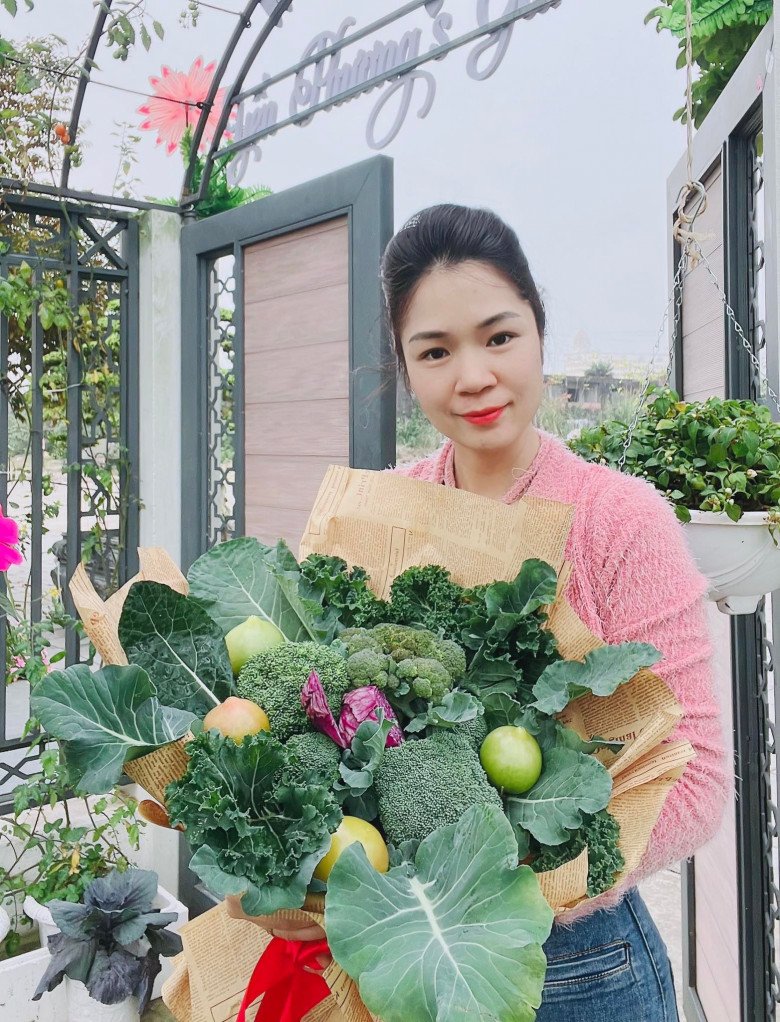Mẹ bốn con Quảng Ninh làm vườn rộng 300m2, cắm hoa bằng rau củ độc lạ, đẹp như hoa tươi - 1