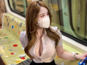 Thời trang - Cô nhân viên đi tàu điện bịt kín mặt nhưng phanh cúc áo sơmi, ai nhìn cũng "đỏ mặt"