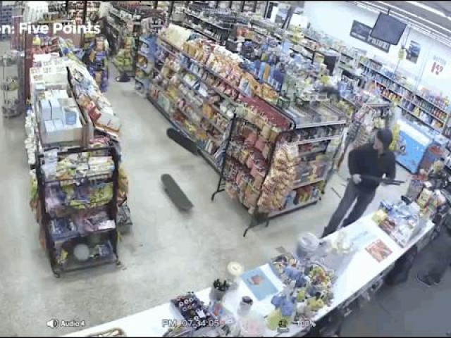 Clip Eva - Clip: Đi ăn trộm, đôi nam nữ đụng trúng tên cướp và cái kết hài hước