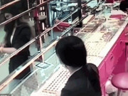 Clip Eva - Clip: Nam thanh niên giả gái vào cửa hàng mua đồ trang sức rồi bỏ chạy