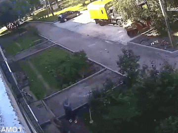 Clip: Rơi từ tầng 4 xuống đất, bé trai được 2 nam công nhân cứu mạng