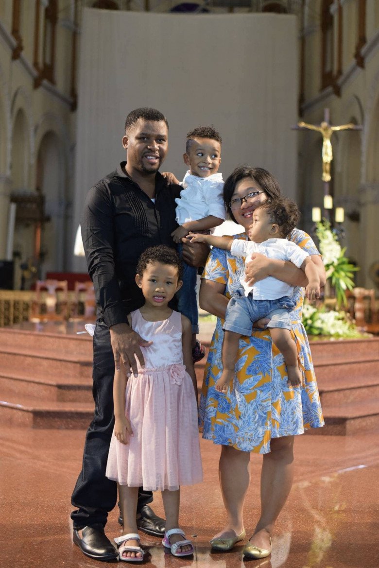 Cô gái Việt lấy chồng châu Phi, lúc mới sinh con ngỡ ngàng 4 đứa trẻ đều không giống bố - 13