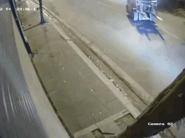  Clip: Thanh niên tông thẳng vào đầu xe nâng và màn thoát chết khó tin 