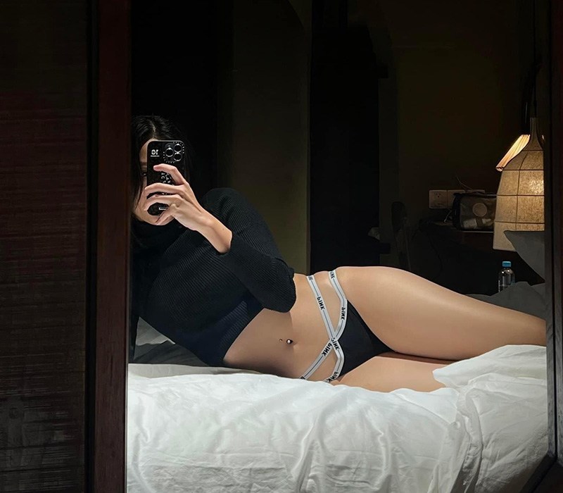 Mới đây, Tú Hảo còn khoe bức ảnh chấn động mạng xã hội khi diện chiếc quần nội y cắt xẻ ấn tượng lộ nhiều mảng da thịt.
