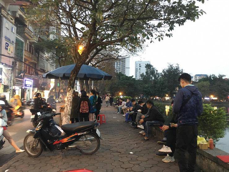 Rất nhiều căn tập thể tầng một có thể kinh doanh nhờ tận dụng sân và phần hè phía trước
