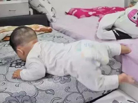 Cháu ngã từ trên gường xuống đất, hành động của ông nội khiến mẹ bé tức giận nhưng BS khen