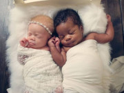 Bà bầu - Mang bầu đôi sau 8 năm chờ đợi, mẹ choáng váng khi hai con chào đời "một đen, một trắng"