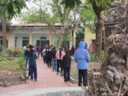 Tin tức - COVID-19 4/3: Vừa ho, vừa sốt, người mắc COVID-19 vật vã xếp hàng xin giấy xác nhận F0