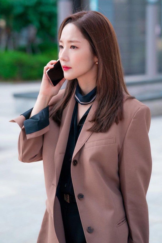 Park Min Young “xả” vai thư ký Kim thanh lịch ngày nào, diện đồ ngắn khoe eo con kiến? - 6