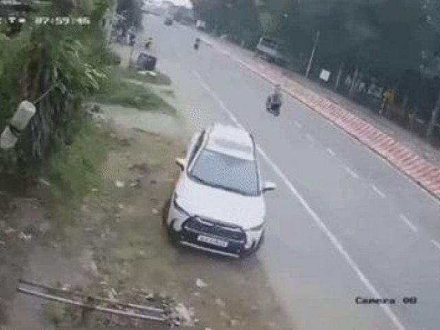 Clip Eva - Ô tô phi xuống sông như phim hành động