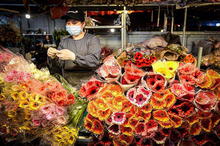 Mỗi dịp Quốc tế a classTextlinkBaiviet hrefhttps://eva.vn/Phụ nữ/a 8/3, hoa tươi là một trong những mặt hàng bán chạy nhất bởi đây là món quà truyền thống thường được mọi người chọn mua để tặng bạn bè, người thân.
