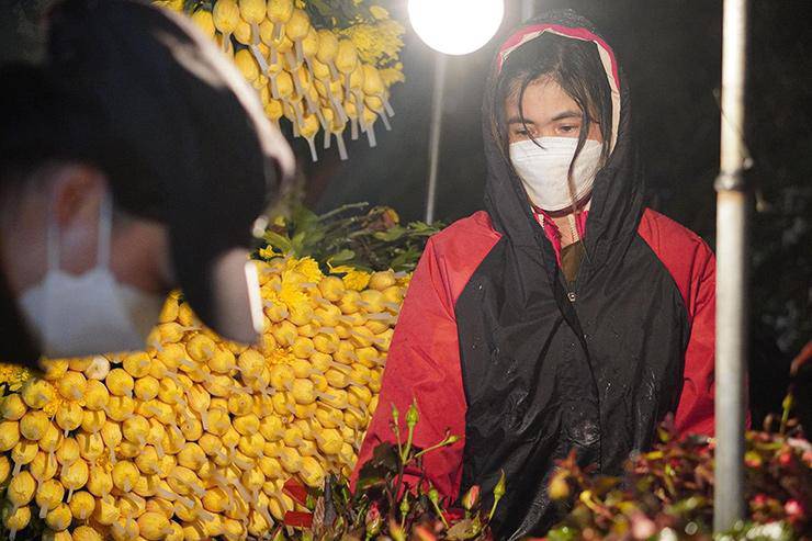 Tiểu thương thẫn thờ dưới trời mưa vì không bán được hàng dù đã sắp hết đêm.